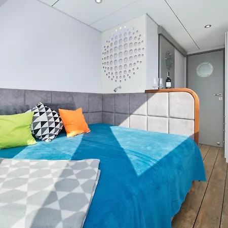 Amazing Ship In Blotnik With Wifi Bådhotel