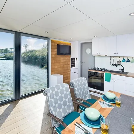 Beautiful Ship In With Wifi 3*