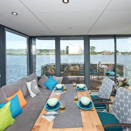 Úszó hotel Beautiful Ship In With Wifi 3*