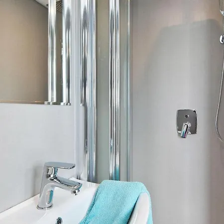 2 Bedroom Gorgeous Ship In