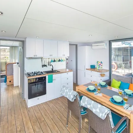 Beautiful Ship In With Wifi Úszó hotel 3*