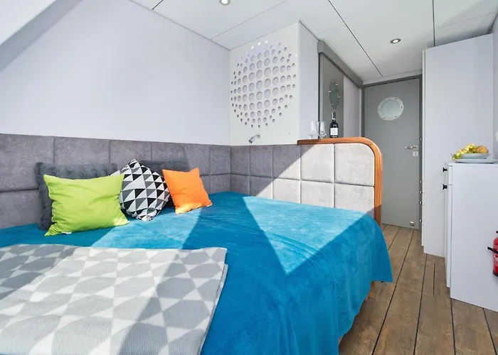 Beautiful Ship In With Wifi 船屋