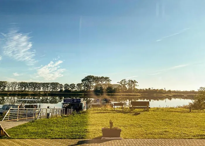 Beautiful Ship In With Wifi 船屋