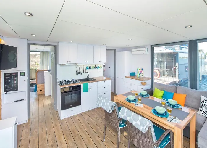 Beautiful Ship In With Wifi 船屋 3*