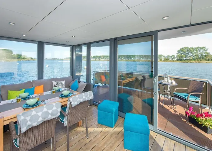 Beautiful Ship In With Wifi